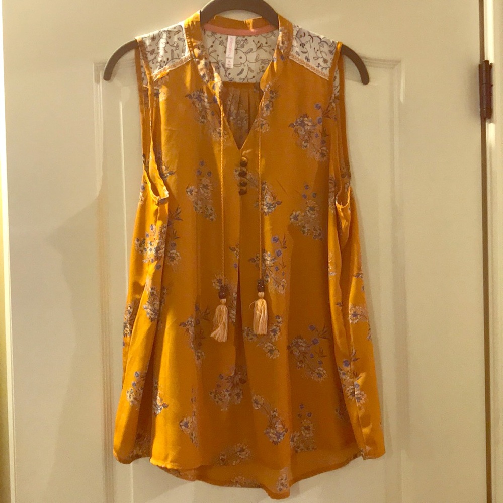 Sleeveless tunic